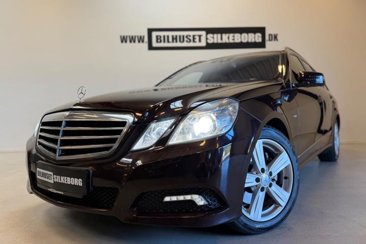 Rød Mercedes E350 fra 2010