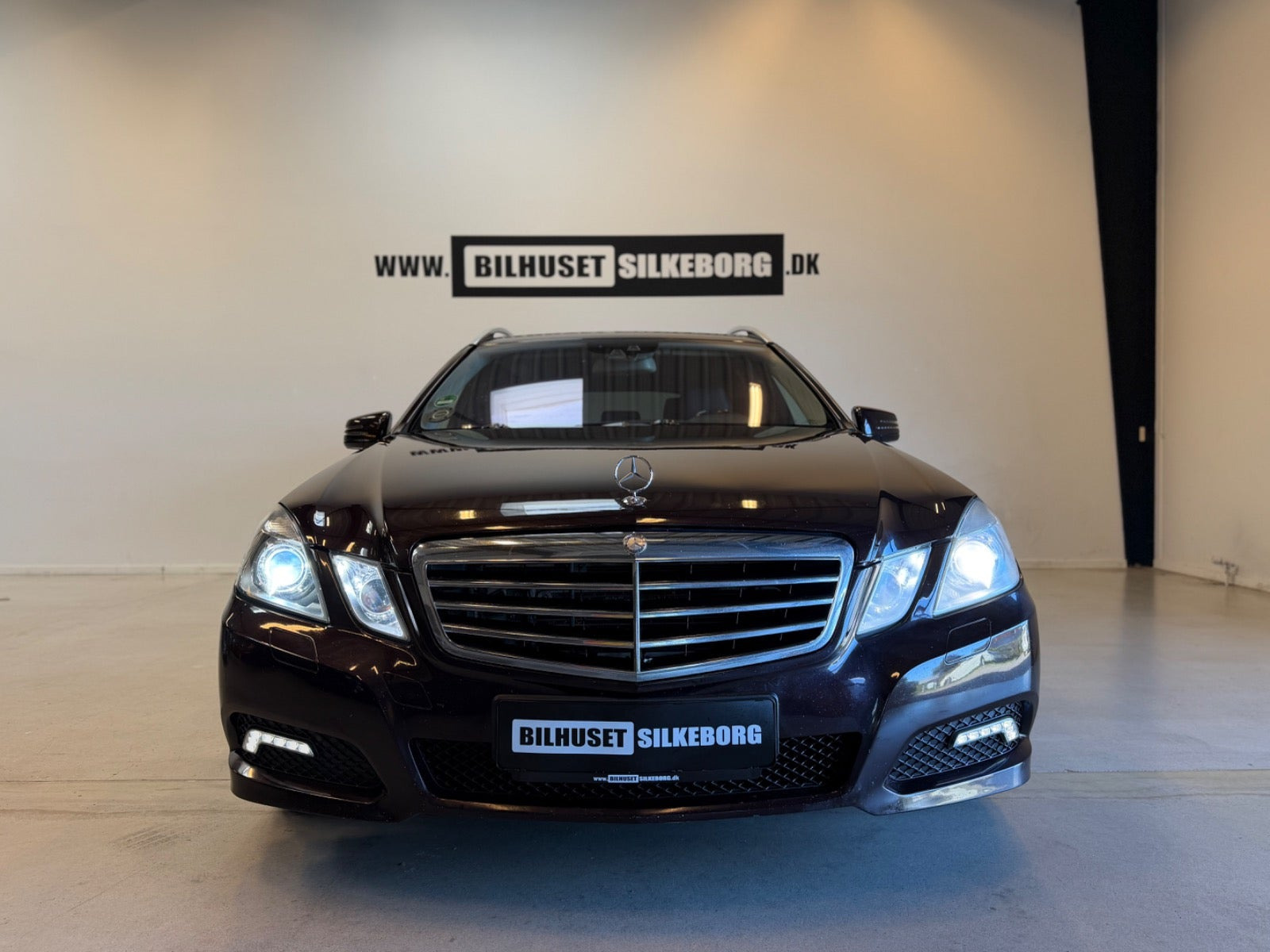 Rød Mercedes E350 fra 2010