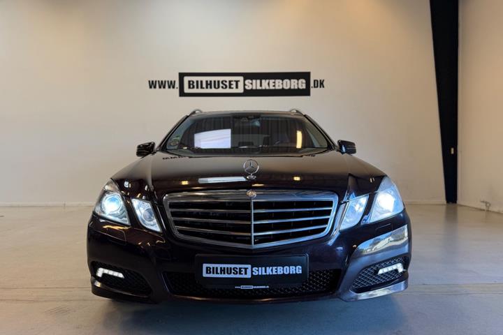 Rød Mercedes E350 fra 2010