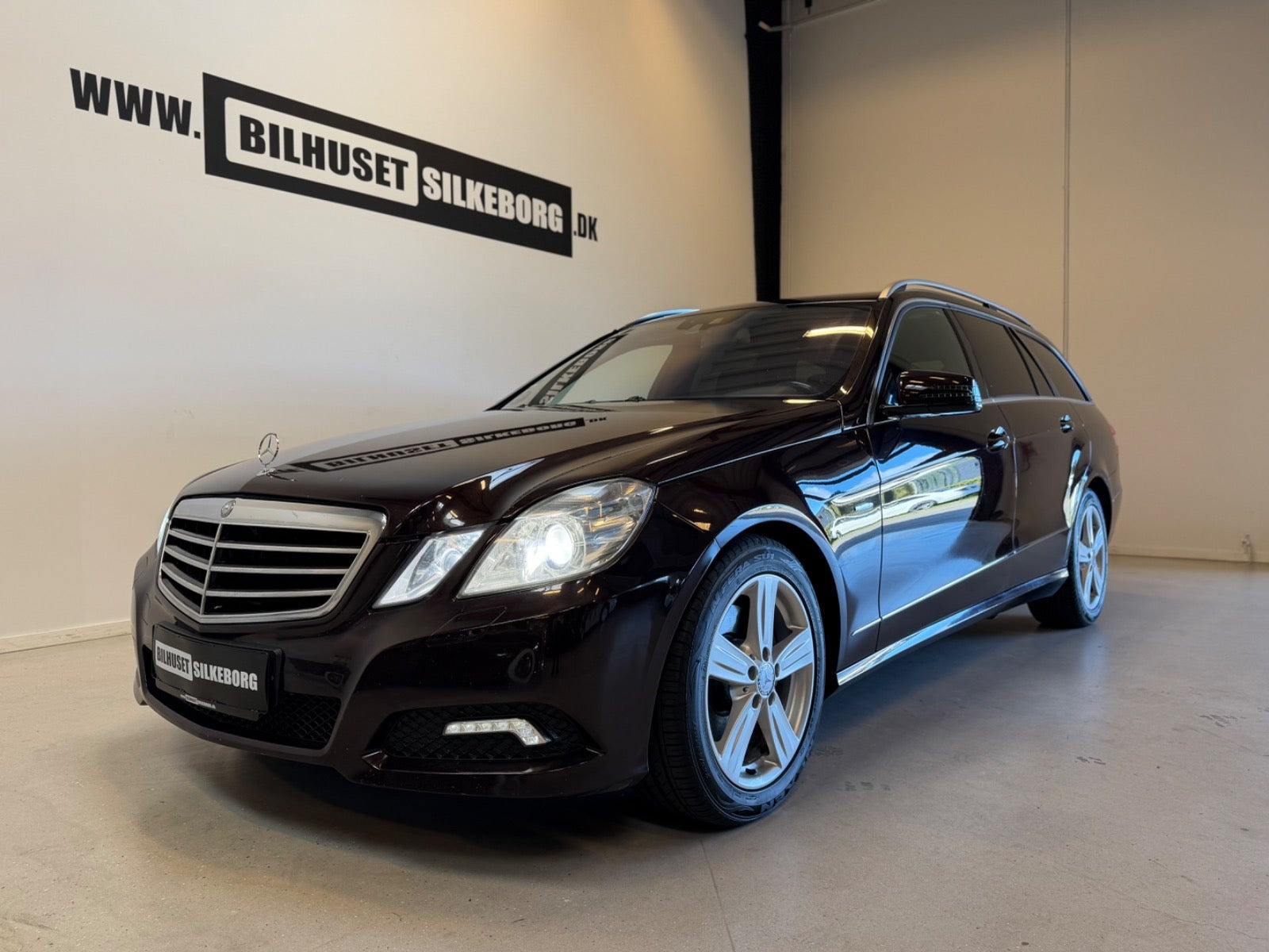 Rød Mercedes E350 fra 2010