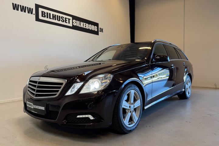 Rød Mercedes E350 fra 2010