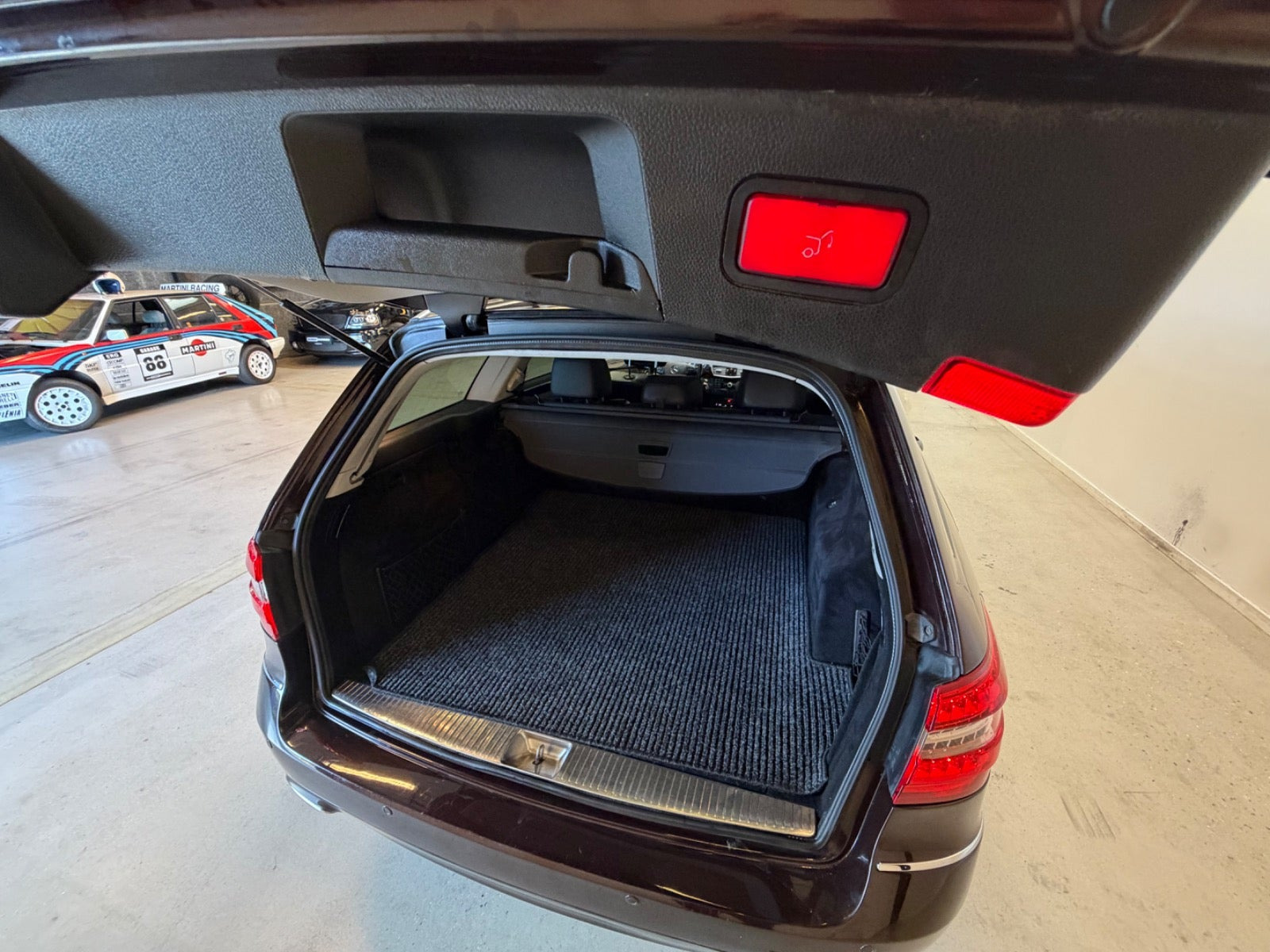 Rød Mercedes E350 fra 2010