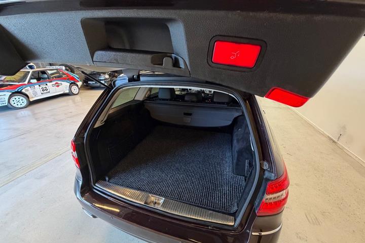 Rød Mercedes E350 fra 2010