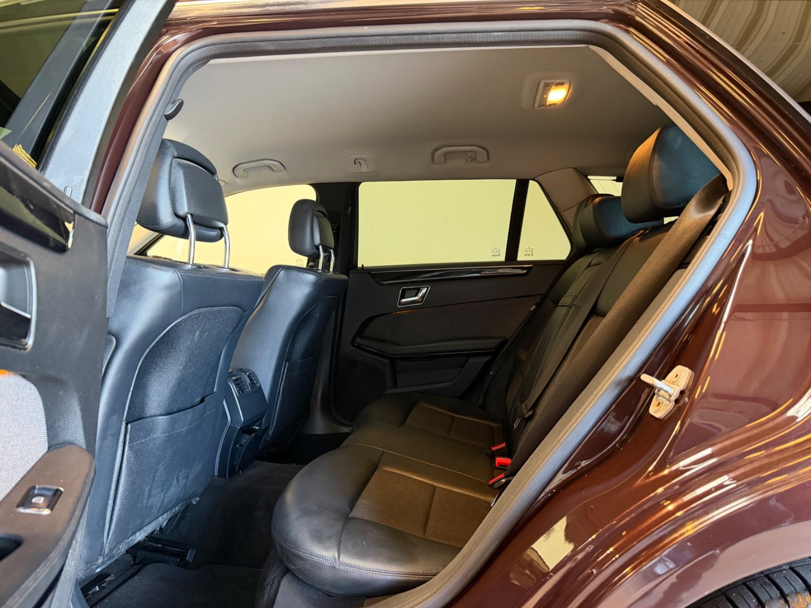Rød Mercedes E350 fra 2010