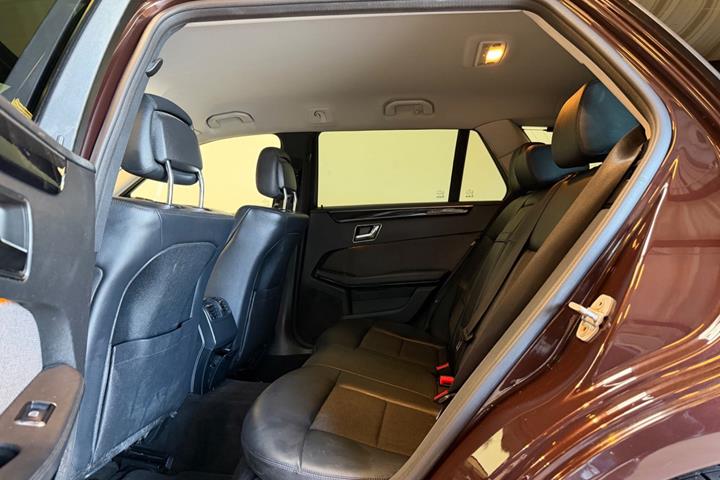 Rød Mercedes E350 fra 2010