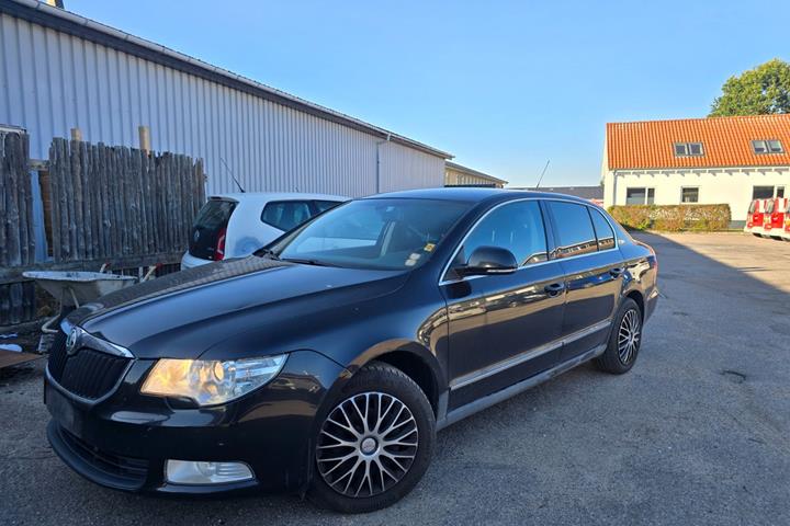 Sort Skoda Superb fra 2009