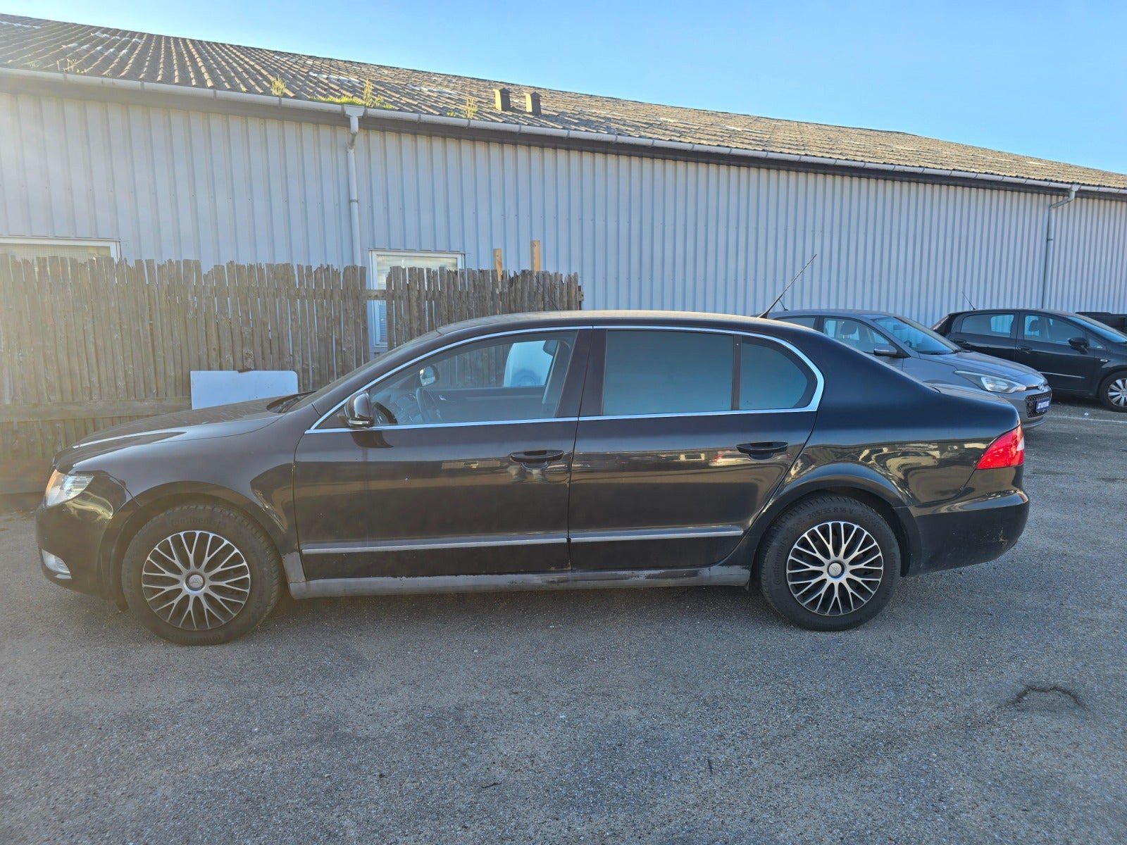 Sort Skoda Superb fra 2009