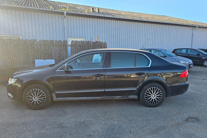 Sort Skoda Superb fra 2009