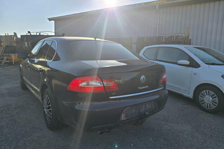 Sort Skoda Superb fra 2009