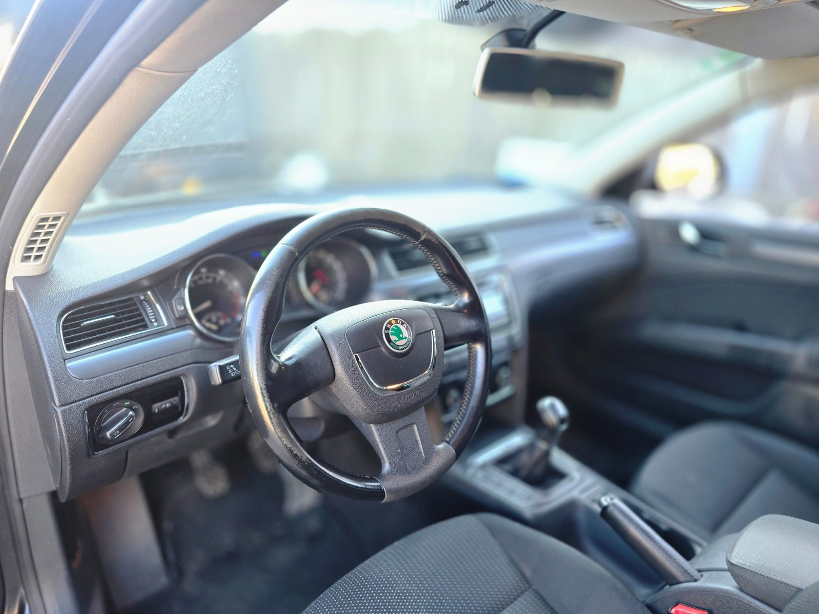 Sort Skoda Superb fra 2009
