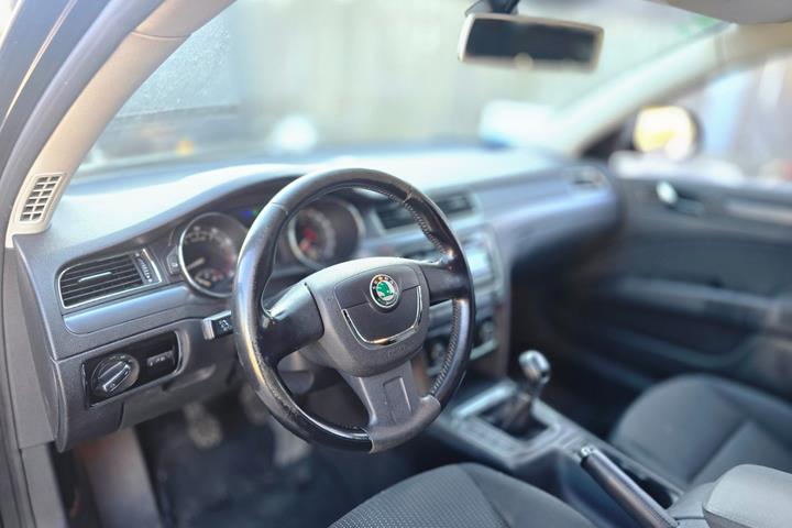Sort Skoda Superb fra 2009