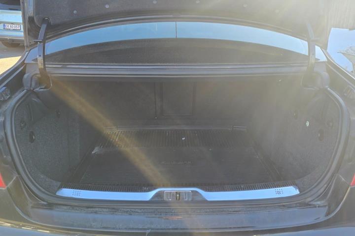 Sort Skoda Superb fra 2009