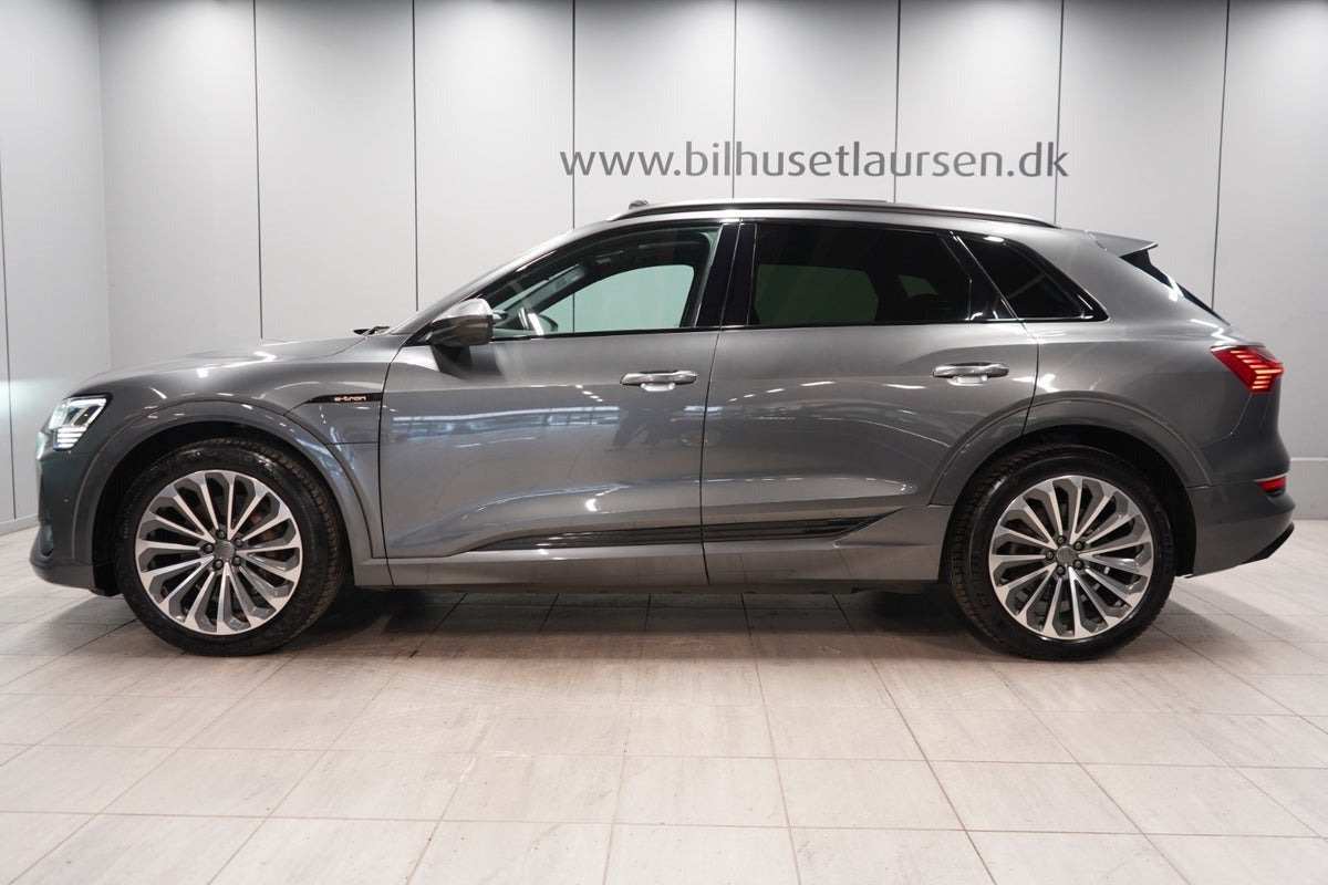 Grå Audi e-tron fra 2021