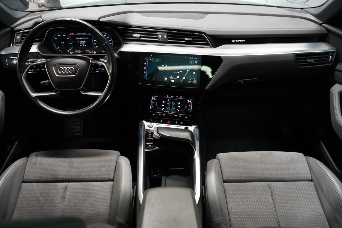 Grå Audi e-tron fra 2021