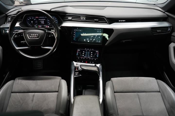 Grå Audi e-tron fra 2021