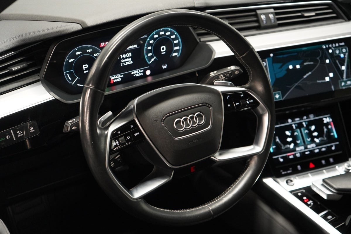 Grå Audi e-tron fra 2021