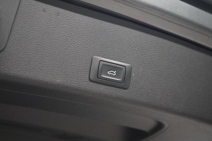 Grå Audi e-tron fra 2021