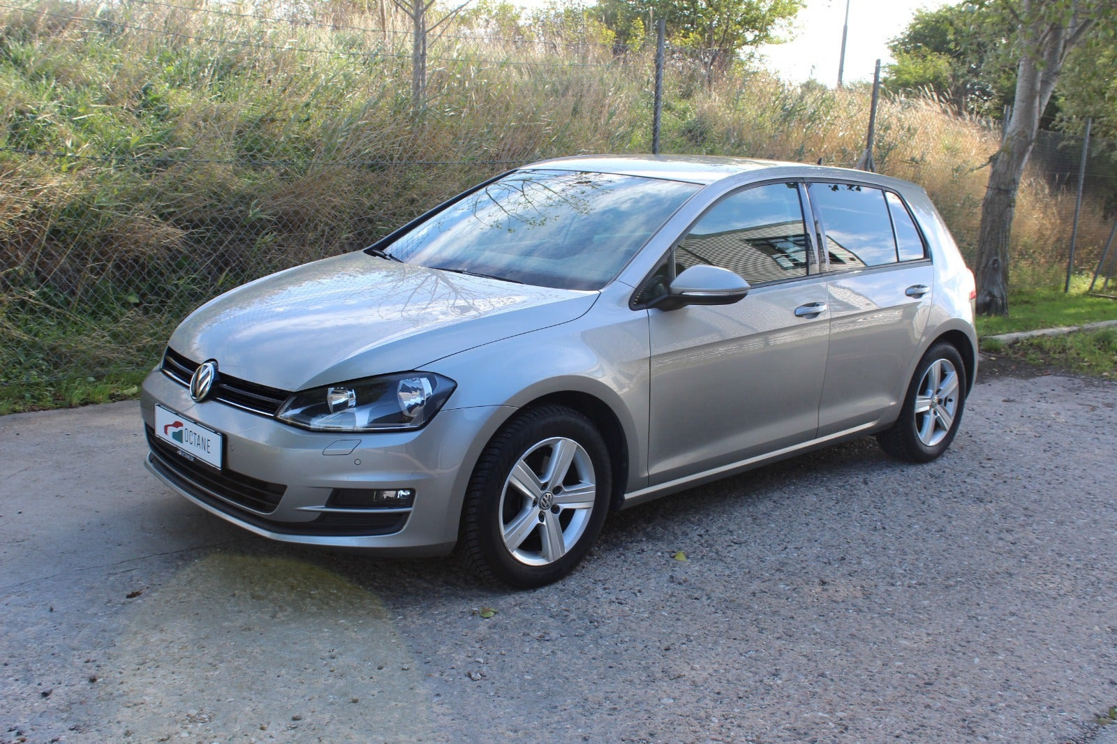 Grå VW Golf VII fra 2016