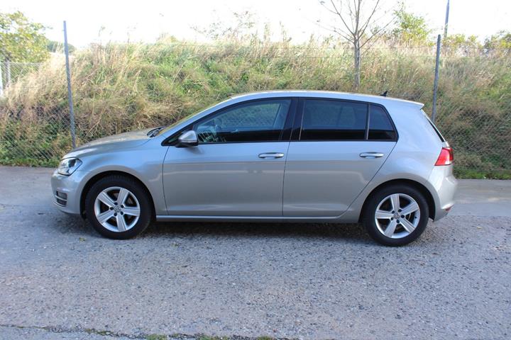Grå VW Golf VII fra 2016
