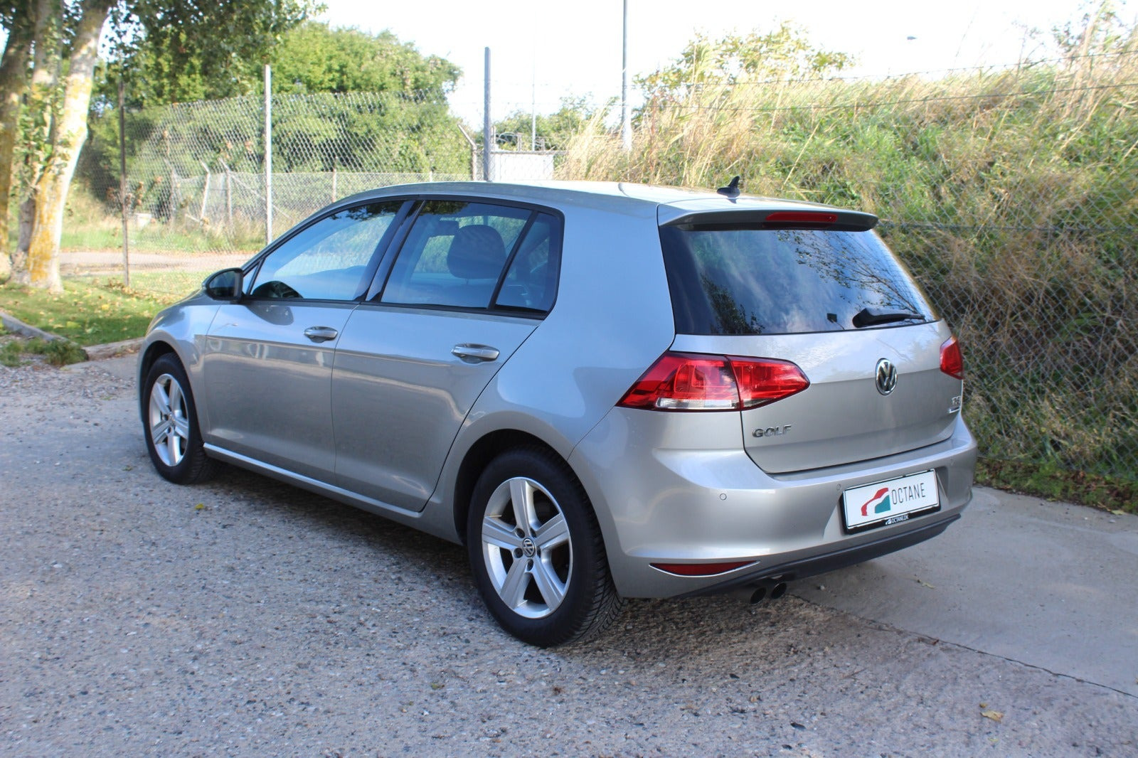 Grå VW Golf VII fra 2016