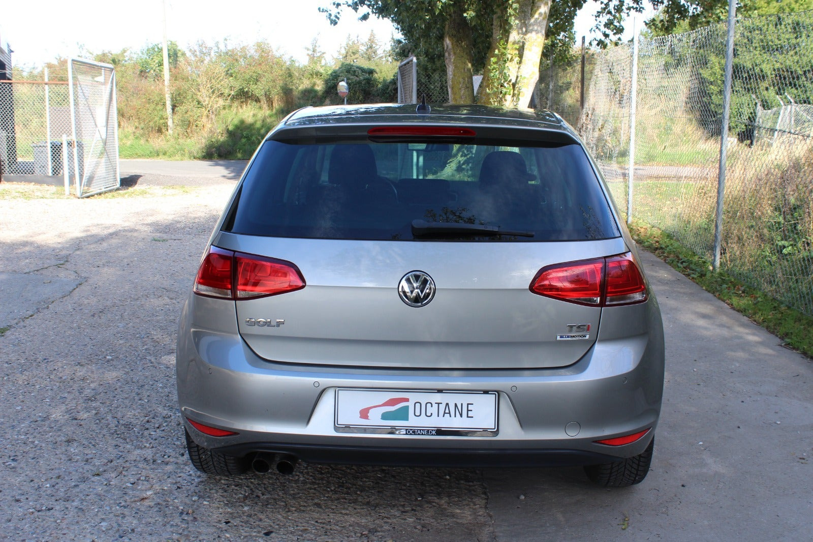 Grå VW Golf VII fra 2016