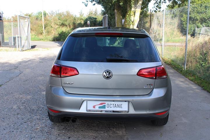 Grå VW Golf VII fra 2016