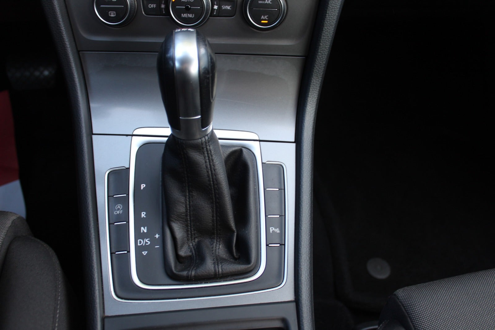 Grå VW Golf VII fra 2016
