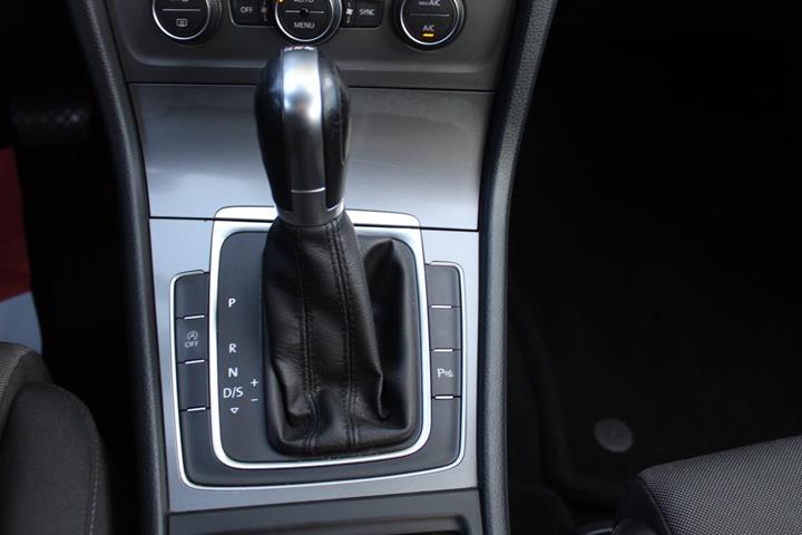 Grå VW Golf VII fra 2016
