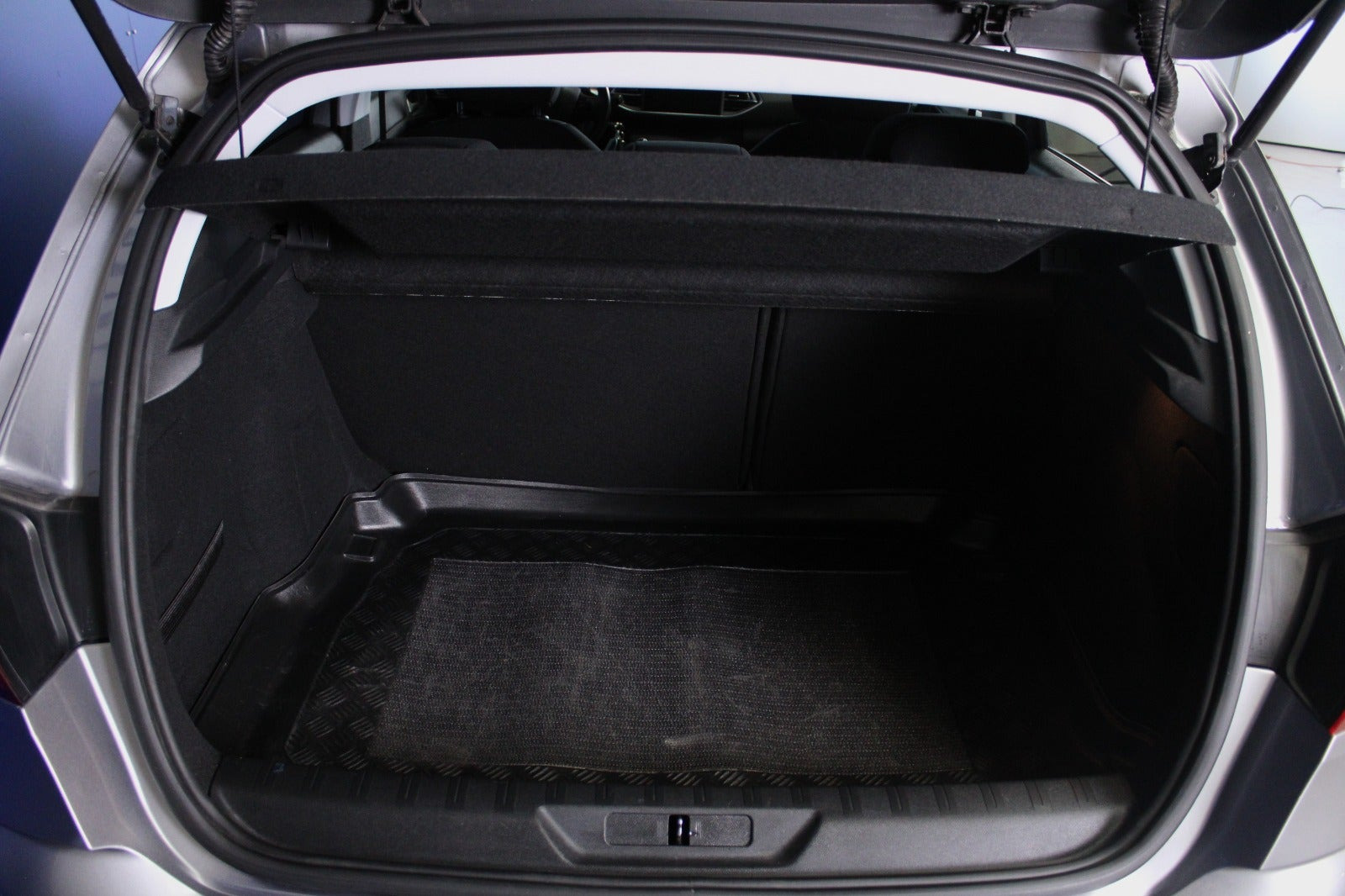 Sølv Peugeot 308 fra 2020