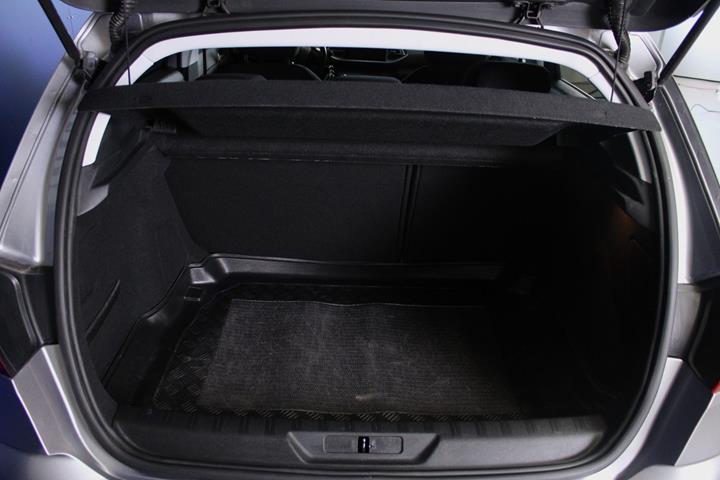 Sølv Peugeot 308 fra 2020