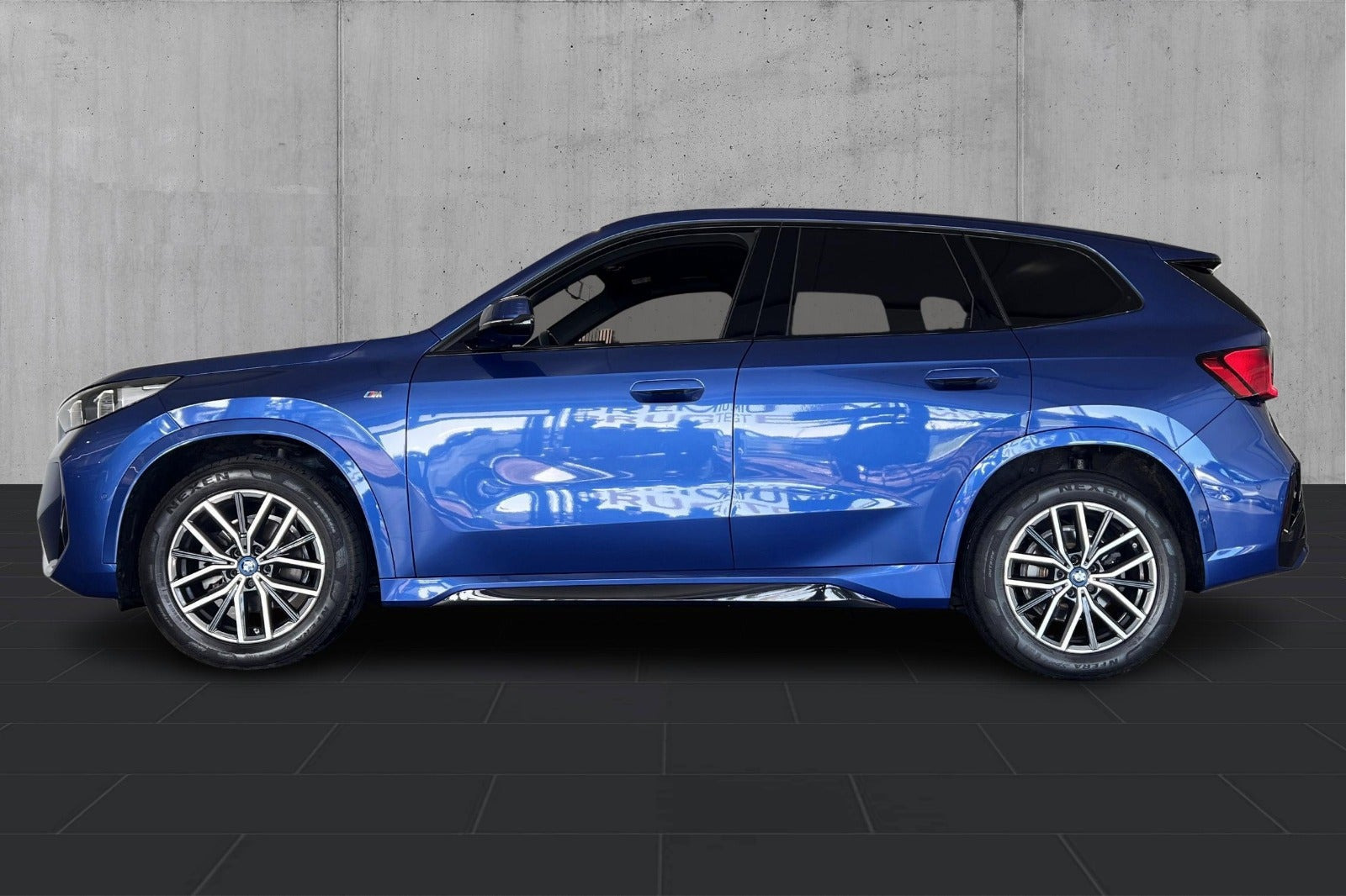 Blå BMW iX1 fra 2023