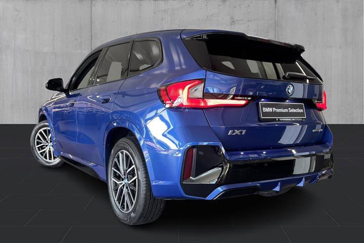 Blå BMW iX1 fra 2023