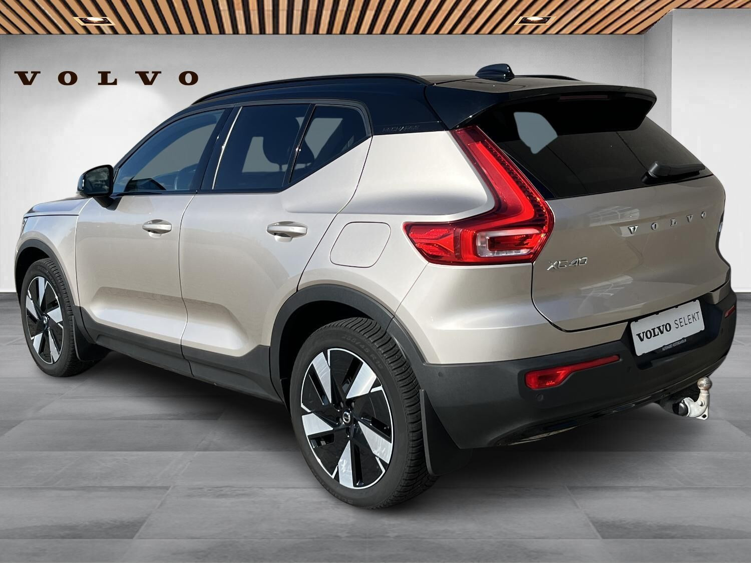 Orange Volvo XC40 fra 2023