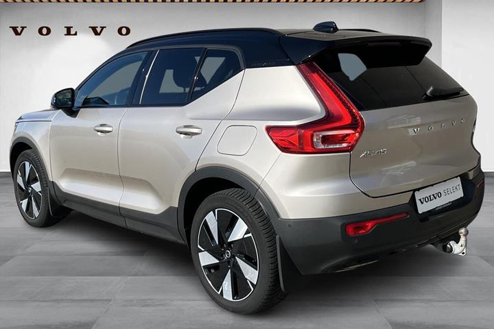 Orange Volvo XC40 fra 2023