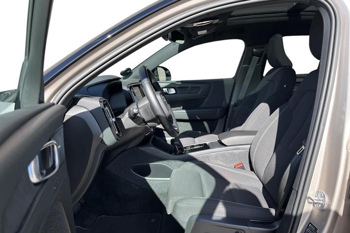 Orange Volvo XC40 fra 2023