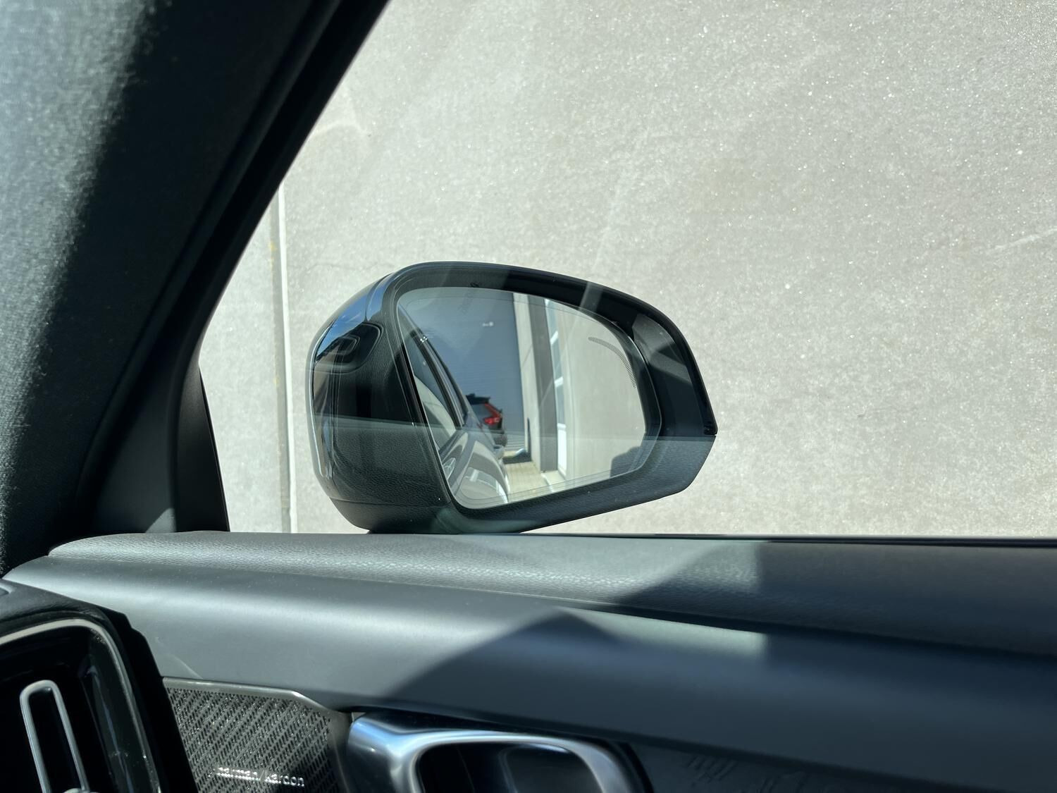 Orange Volvo XC40 fra 2023