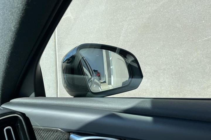 Orange Volvo XC40 fra 2023