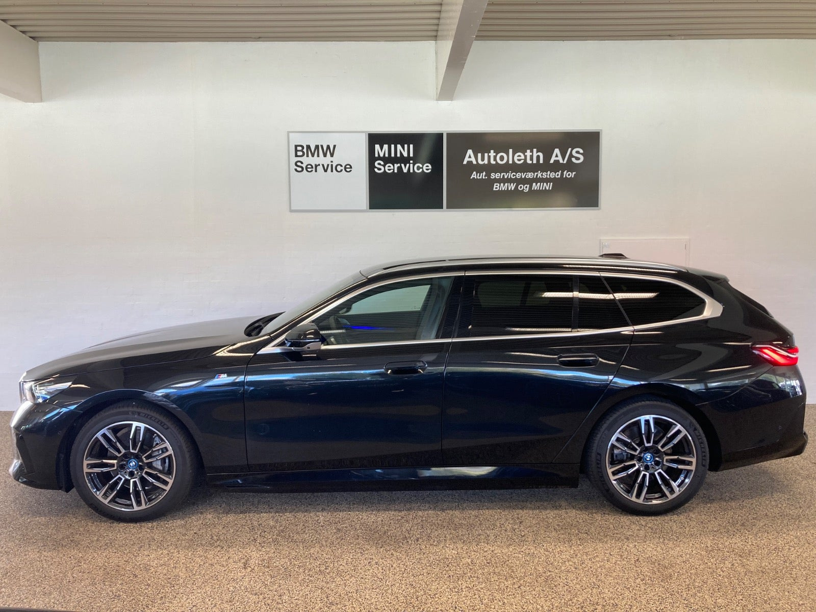 Sort BMW i5 fra 2024