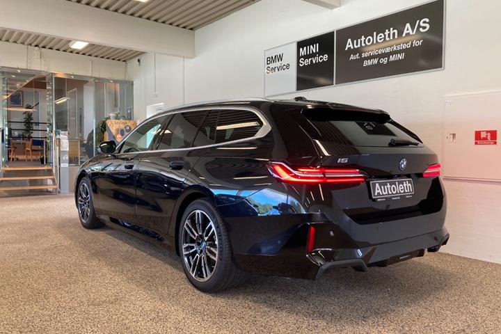 Sort BMW i5 fra 2024