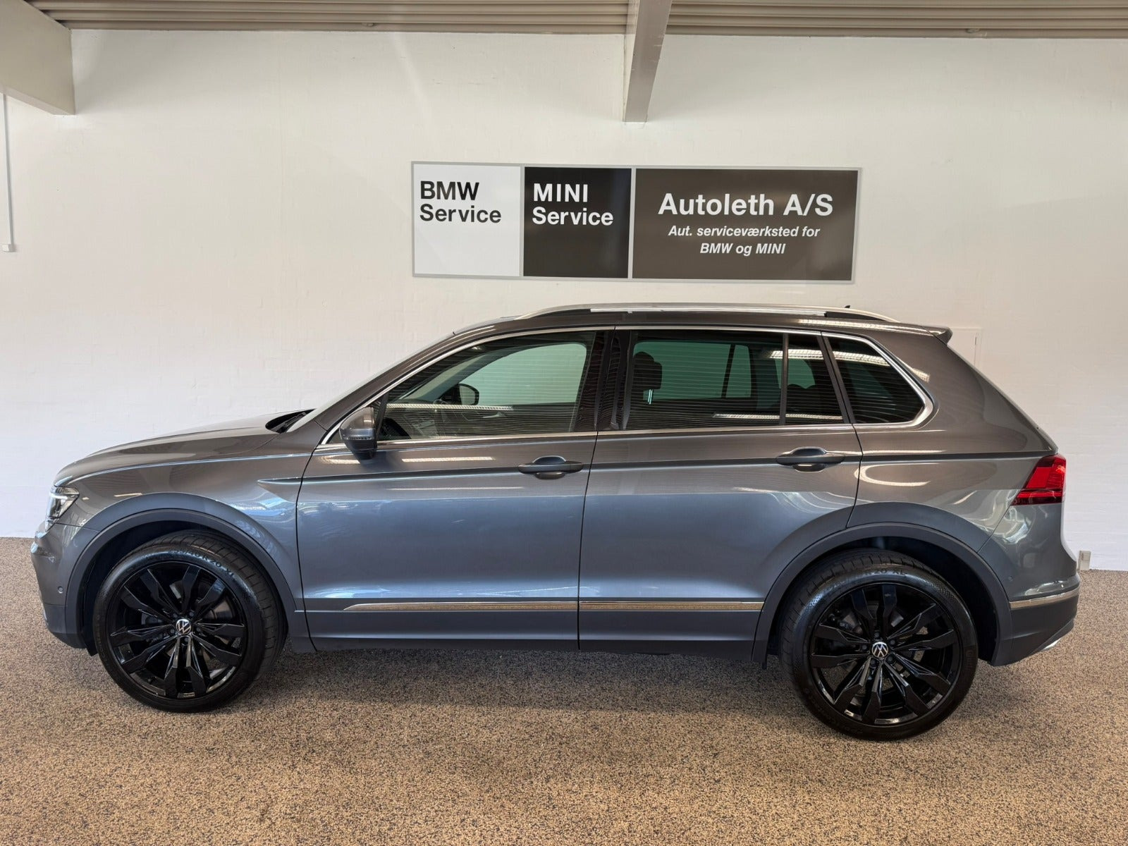 Grå VW Tiguan fra 2017