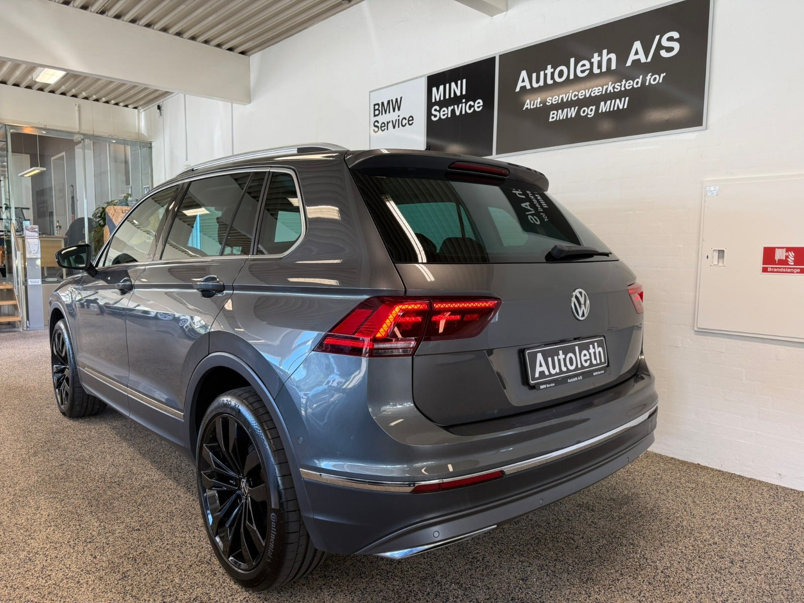 Grå VW Tiguan fra 2017