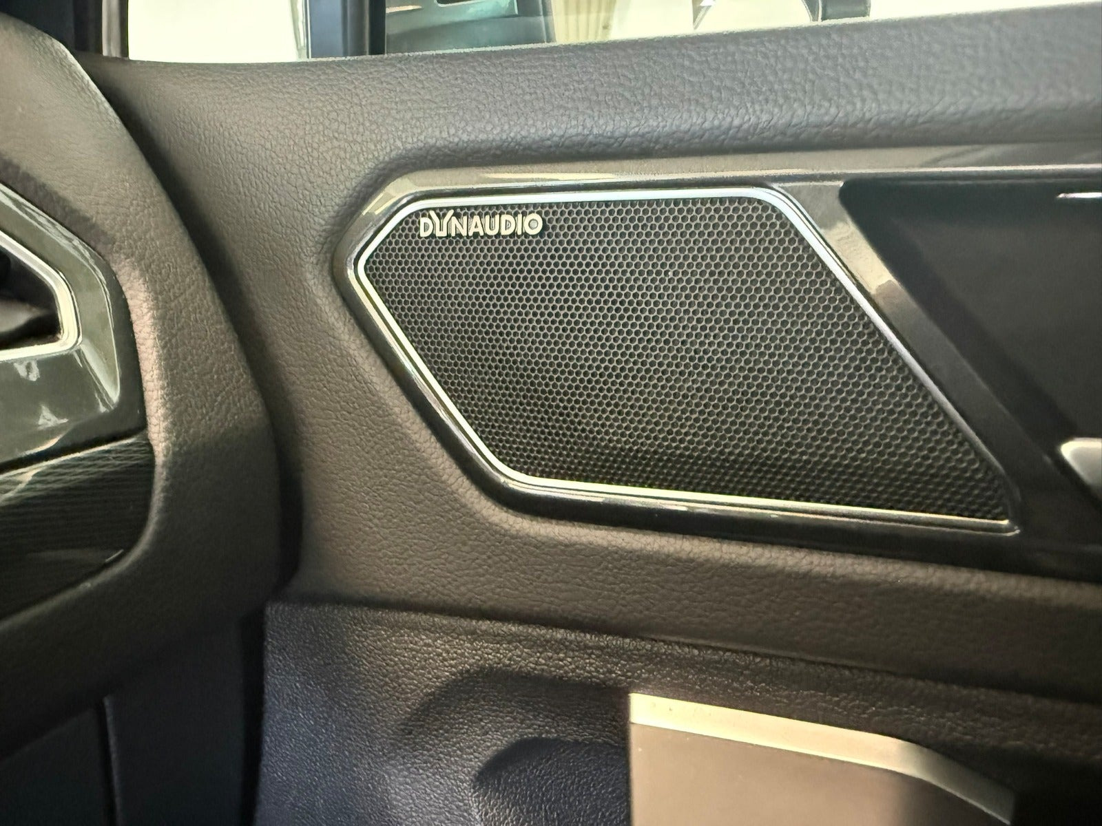 Grå VW Tiguan fra 2017