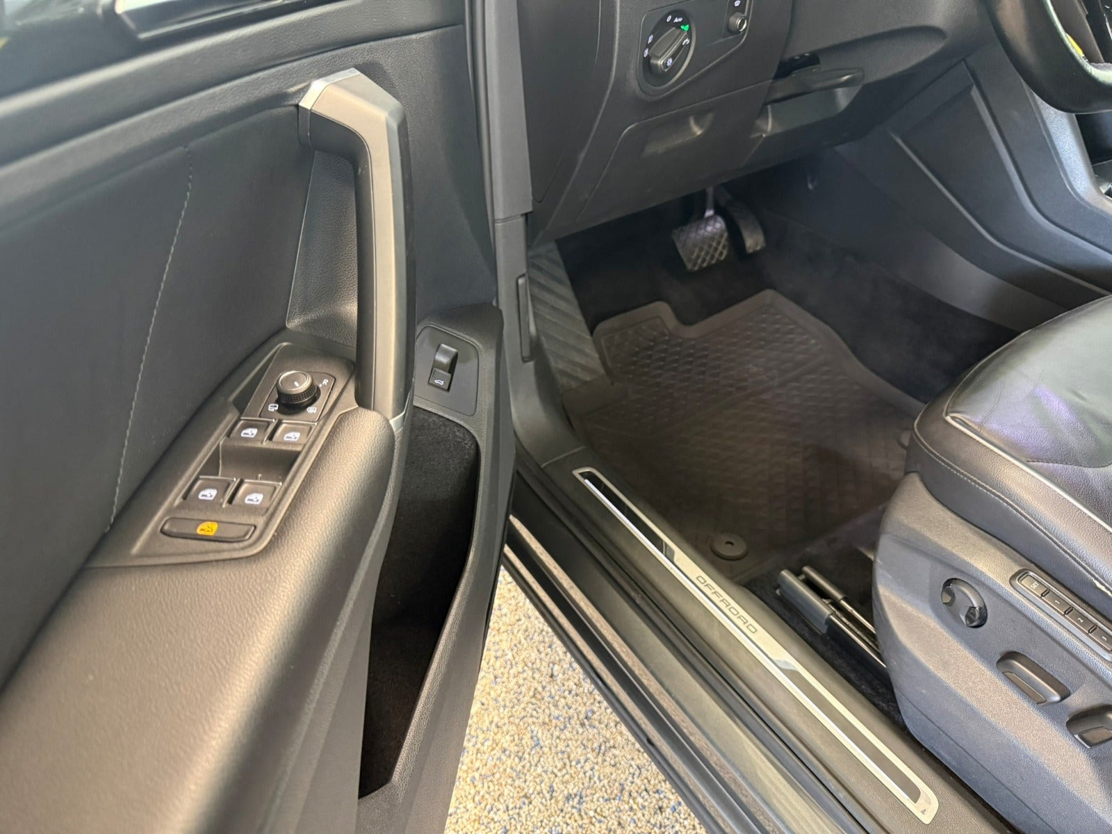 Grå VW Tiguan fra 2017