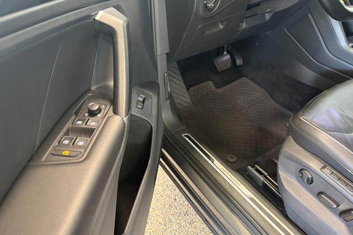 Grå VW Tiguan fra 2017