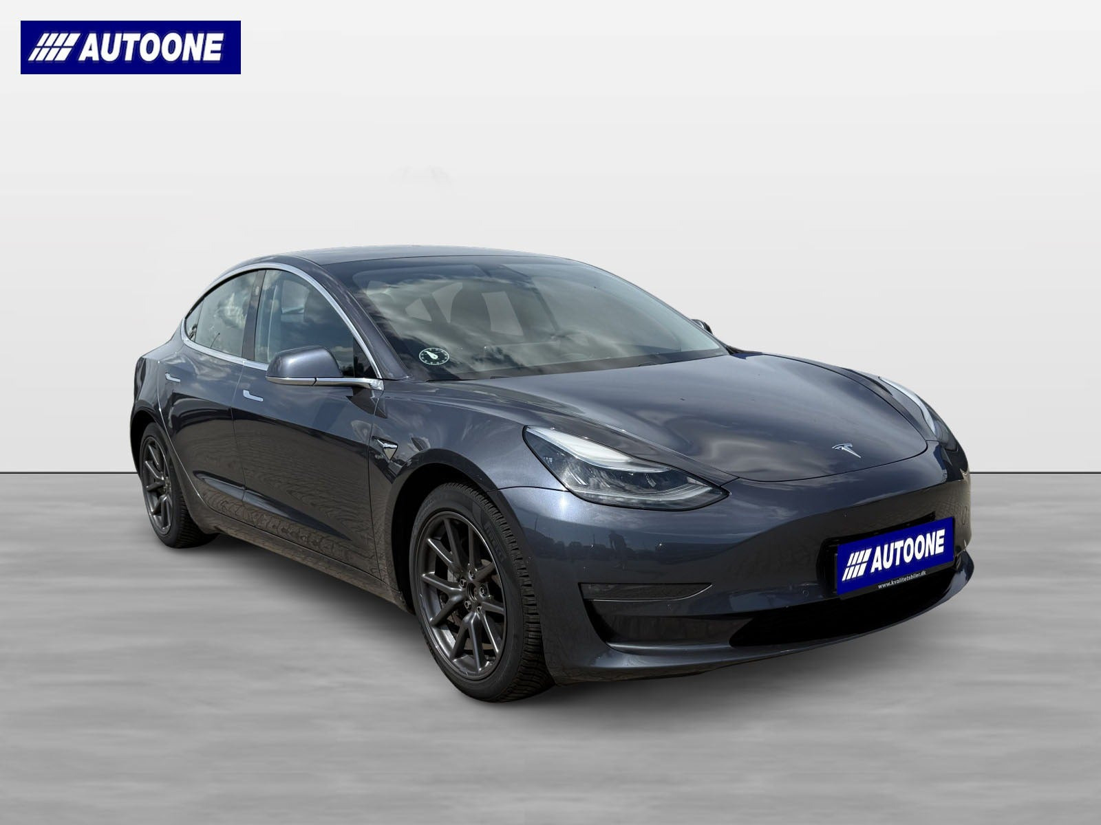 Grå Tesla Model 3 fra 2019