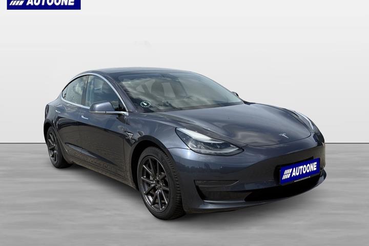 Grå Tesla Model 3 fra 2019
