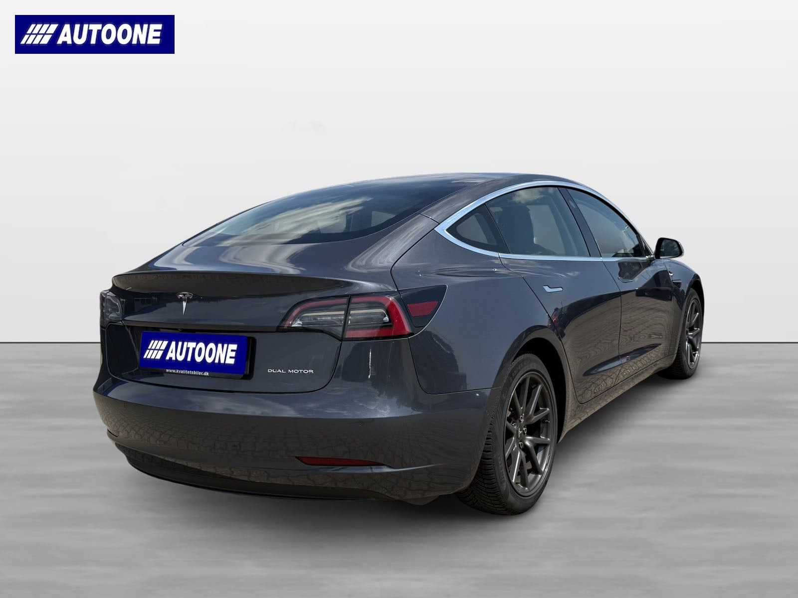 Grå Tesla Model 3 fra 2019