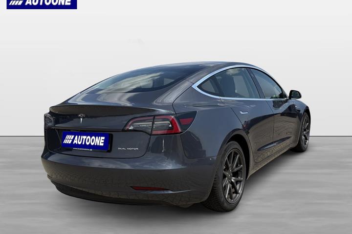 Grå Tesla Model 3 fra 2019