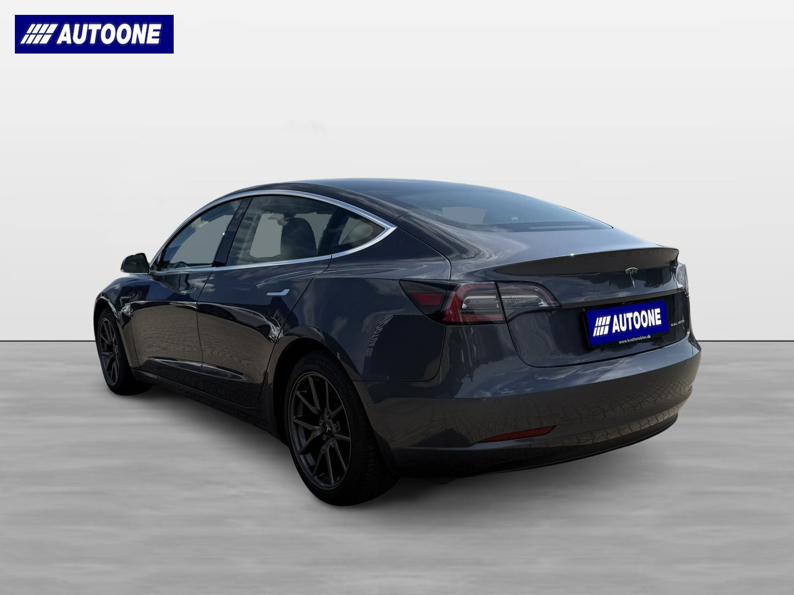 Grå Tesla Model 3 fra 2019