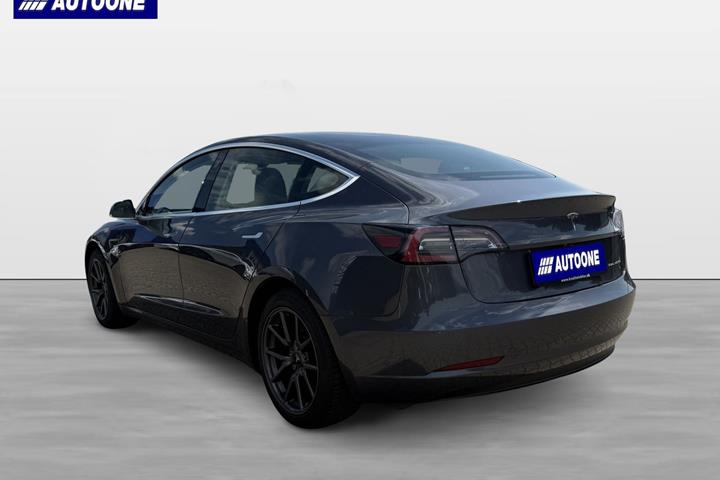 Grå Tesla Model 3 fra 2019